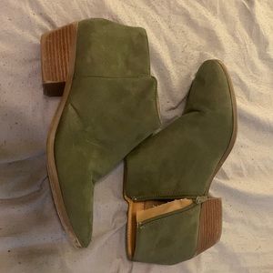 olive green booties!
